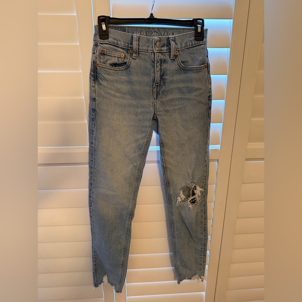 American Eagle Outfitters Light Blue Distressed Ankle Jeans